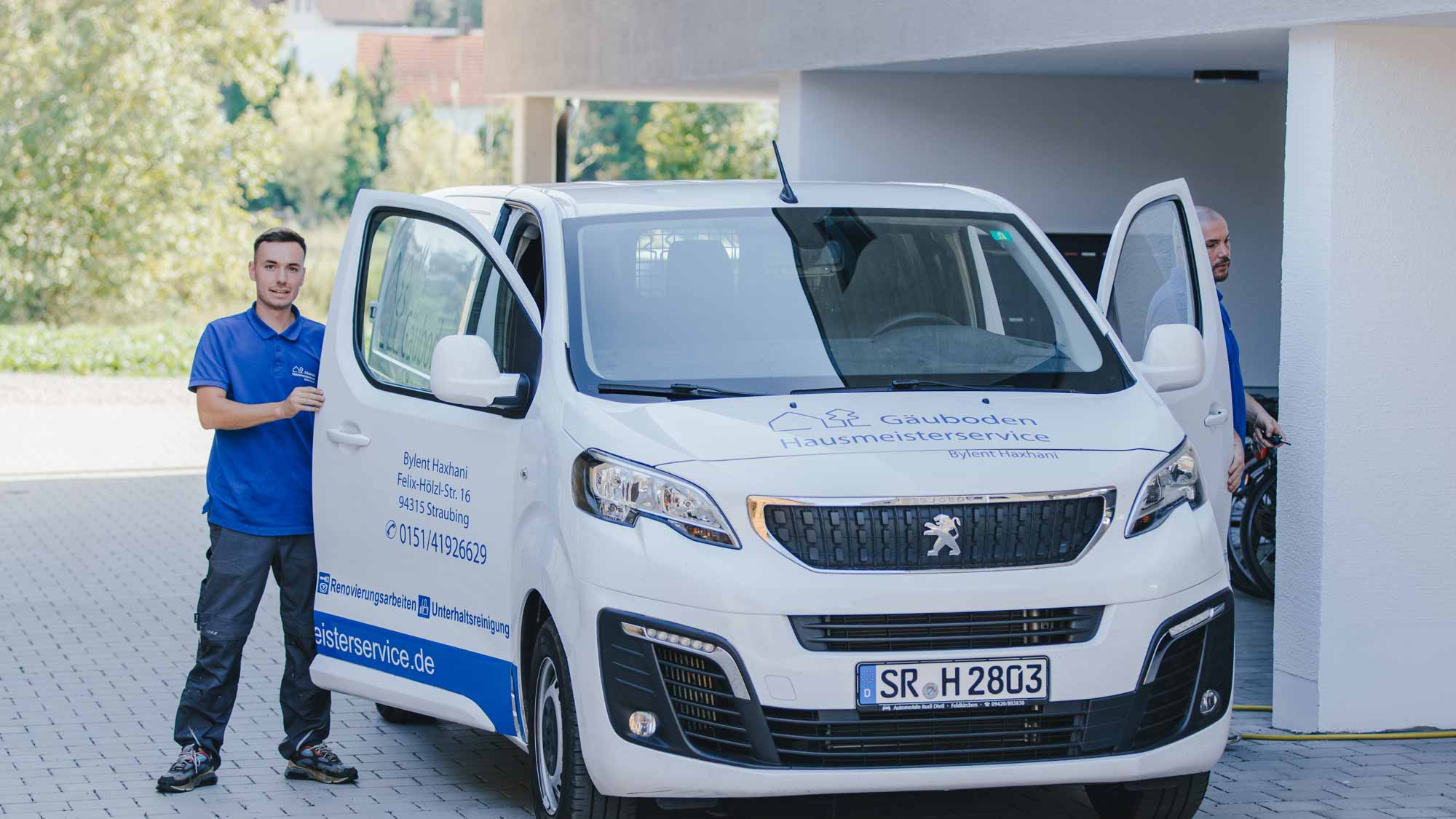 Bylent Haxhani und sein Hausmeister-Team
