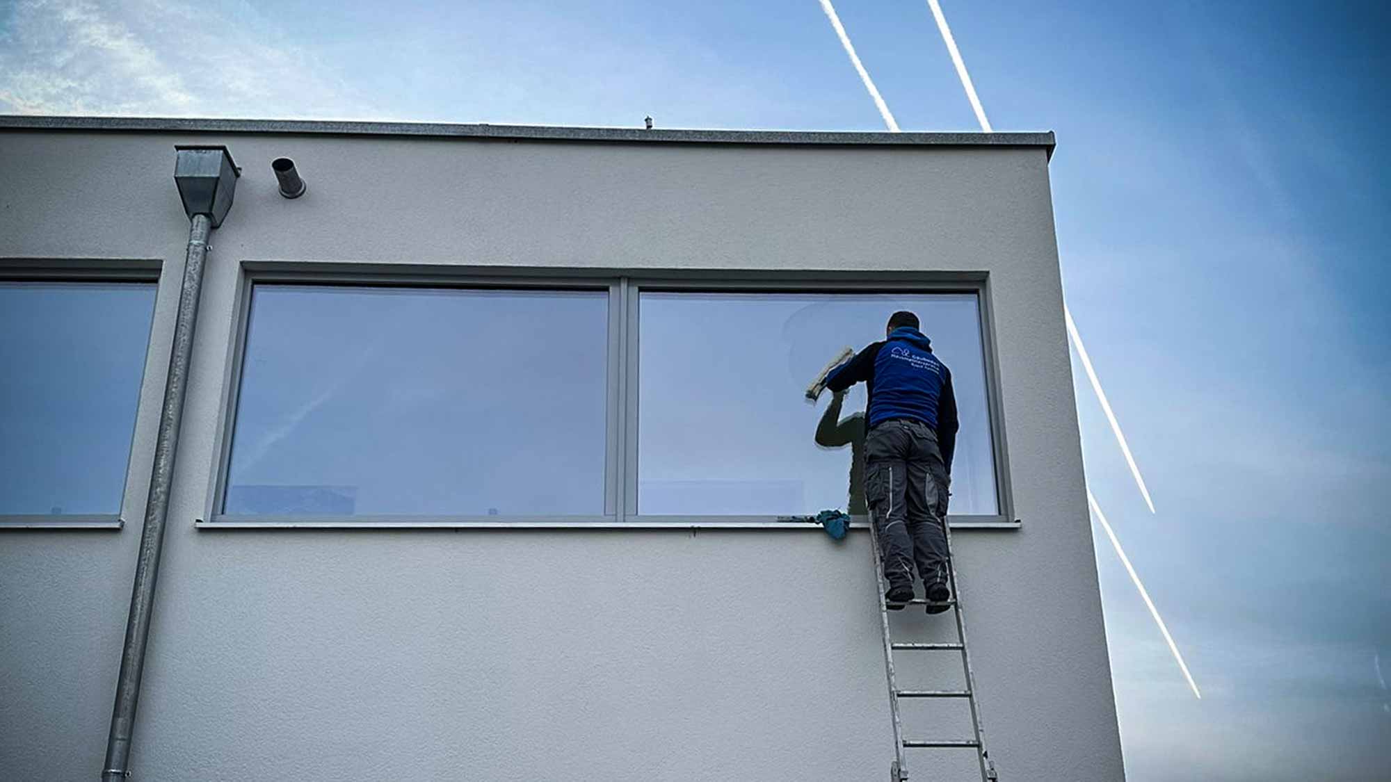 Zuverlässige Gebäubereinigung und Glasreinigung