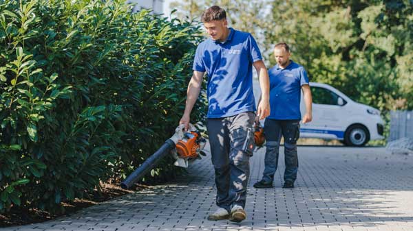Rasenmähen und Gartenpflege
