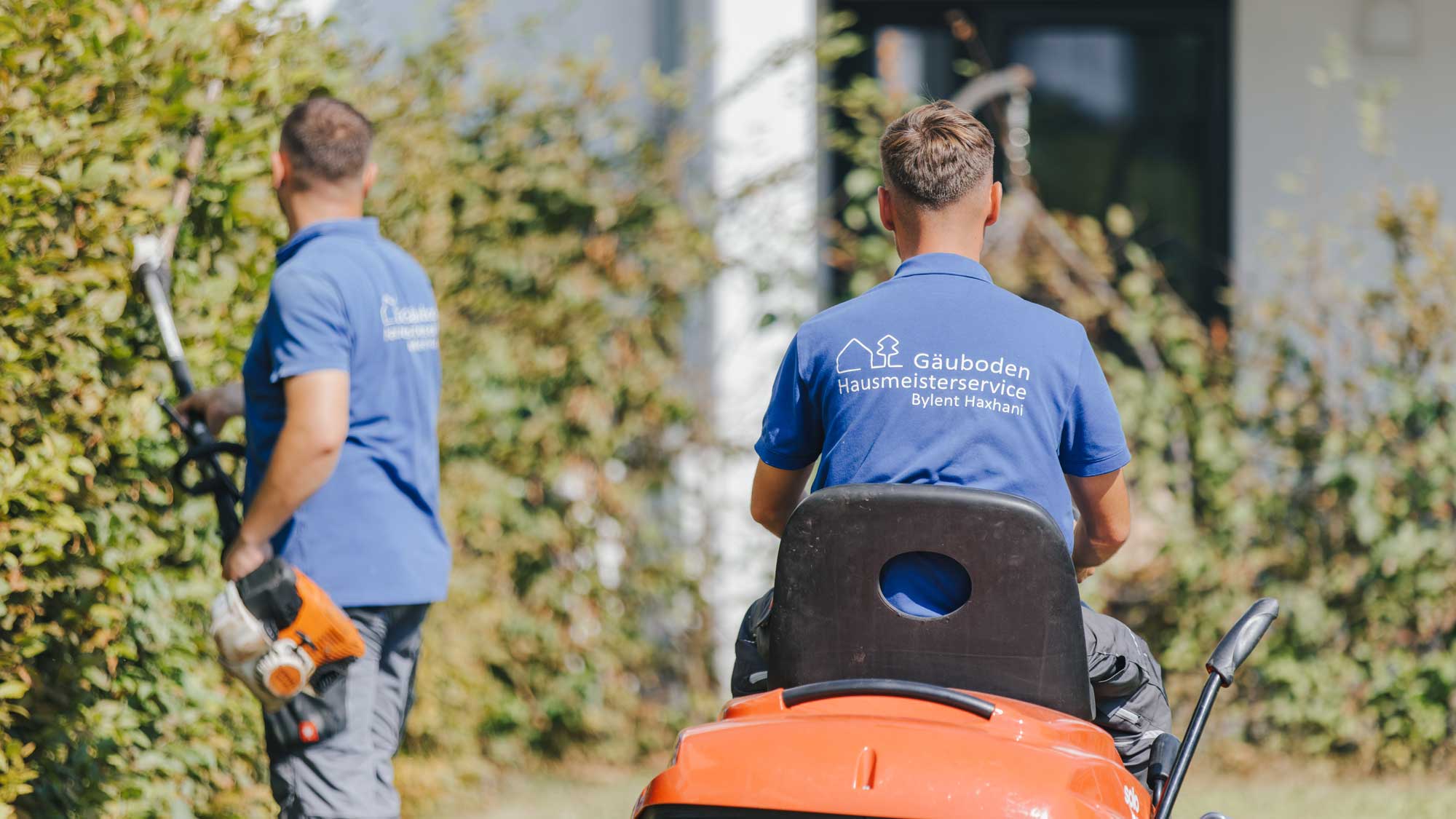 Hausmeisterservice bei der Pflege der Außenanlagen
